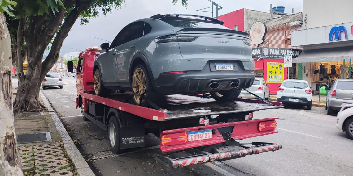 Blitz: carros de luxo são removidos em fiscalização da PM e do Demutran em Poços