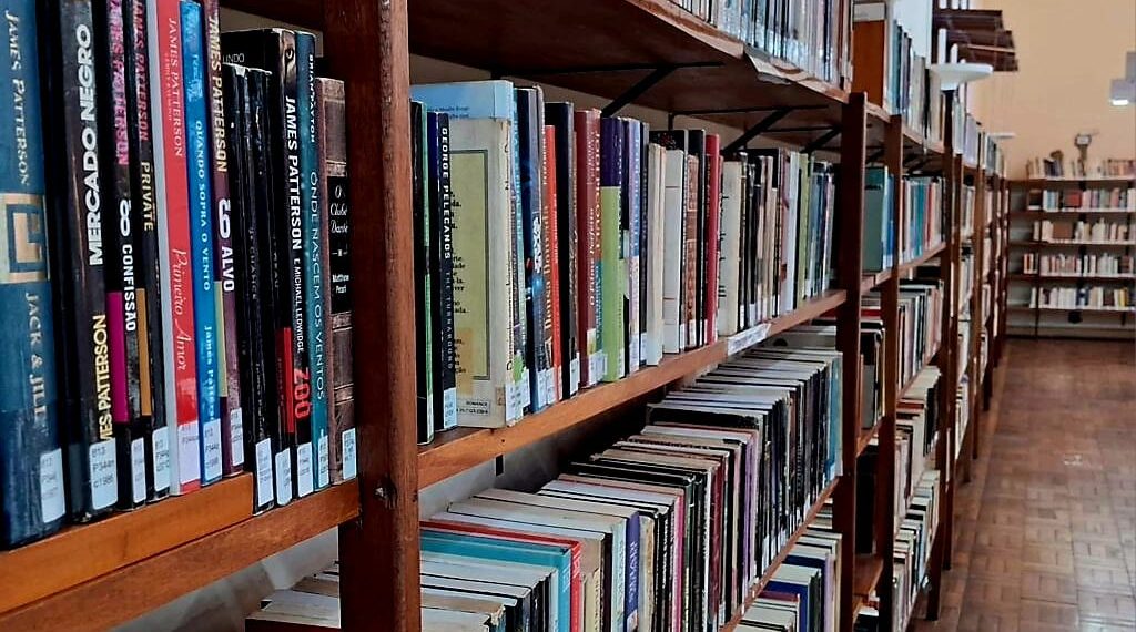 Bibliotecas públicas em Poços de Caldas estão recebendo doações de livros