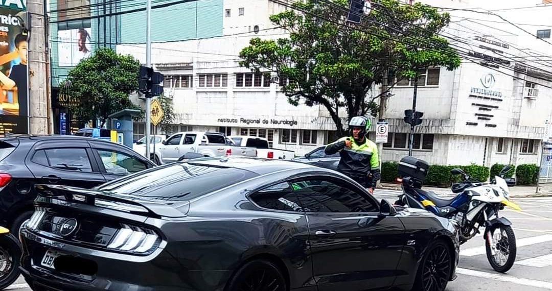 Mustang e Kadett são apreendidos em Poços de Caldas com documentos vencidos