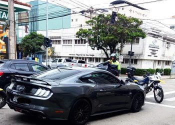 Mustang e Kadett são apreendidos em Poços de Caldas com documentos vencidos