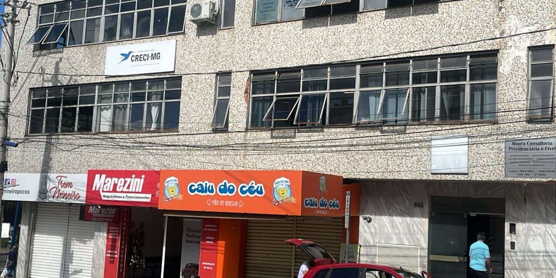 Prédio que abriga setores da Prefeitura é evacuado após explosão em padaria em Poços de Caldas