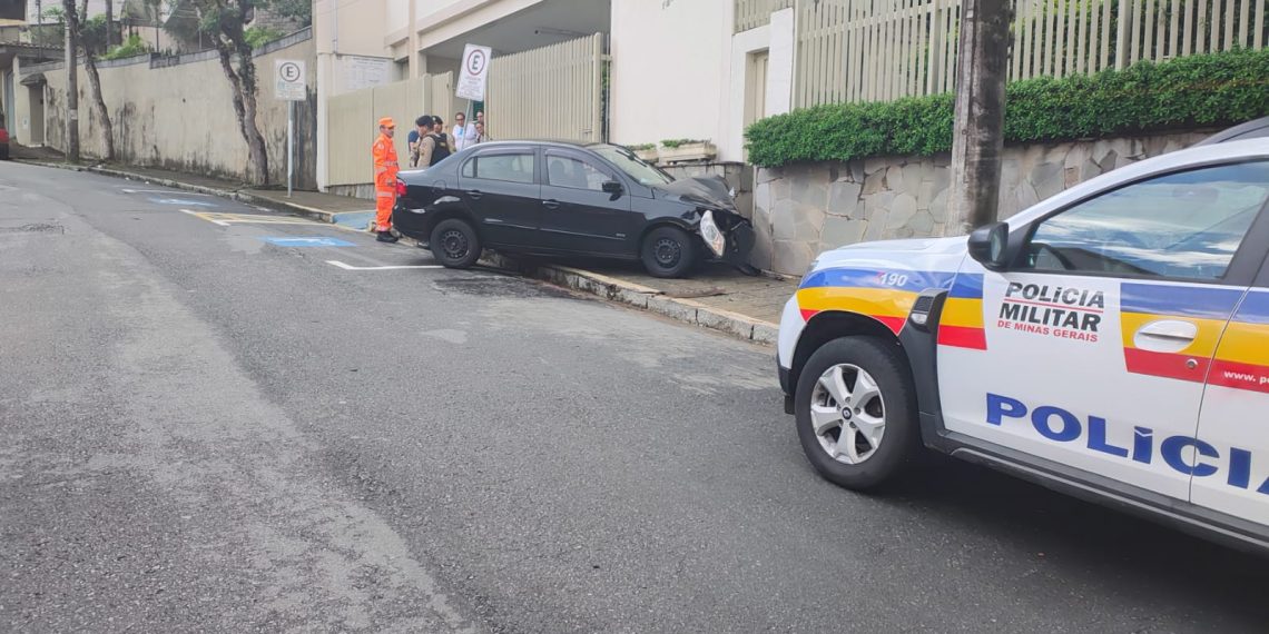 Condutor que bateu na traseira de moto e fugiu se acidenta em seguida em Poços