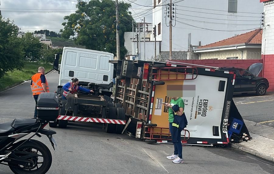 Baú se desprende de caminhão e tomba na zona oeste de Poços