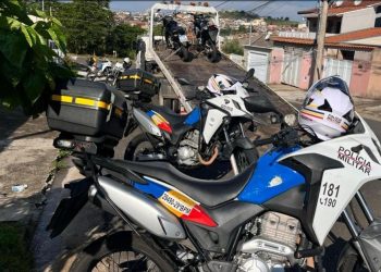 Dupla é presa e adolescente apreendido por receptação e adulteração de sinal de veículo em Poços de Caldas