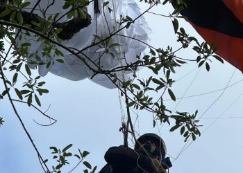 Homem fica preso em árvore enquanto praticava paraglider em Andradas