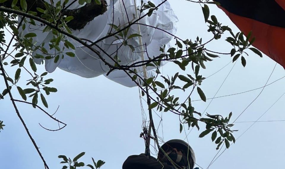 Homem fica preso em árvore enquanto praticava paraglider em Andradas