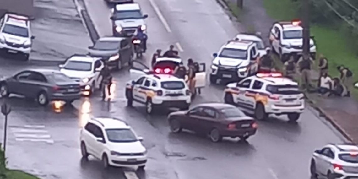 Polícia Militar recupera veículo roubado e prende 2 homens em Poços de Caldas