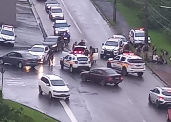 Polícia Militar recupera veículo roubado e prende 2 homens em Poços de Caldas
