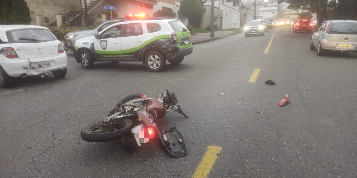 Condutor bate moto em carro durante fuga em Poços
