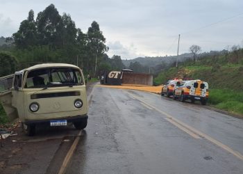 Carreta tomba após bater na traseira de Kombi na MGC-267