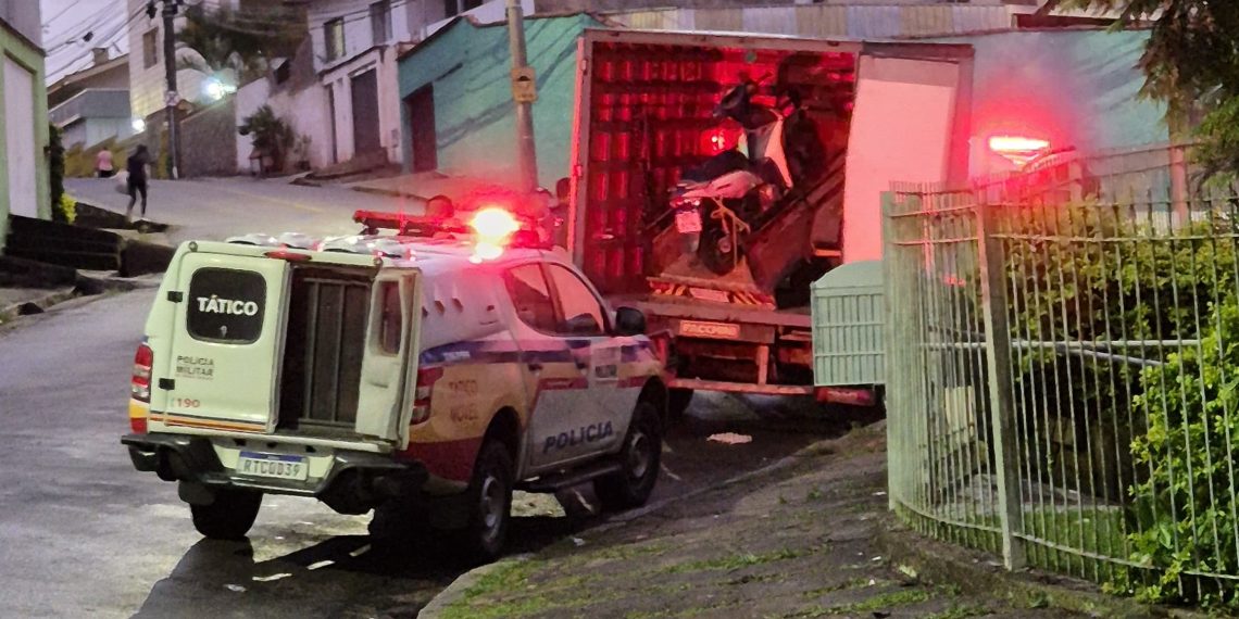 PM encontra motos, chaves e documentos de veículos em imóvel de suspeito preso