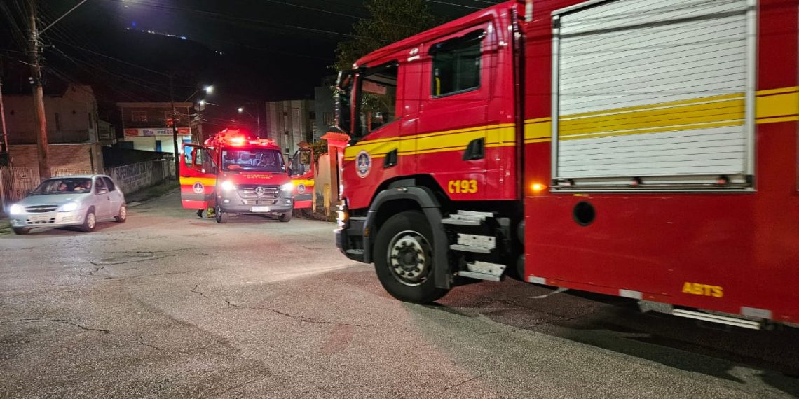 Vela acesa provoca incêndio e casa fica parcialmente destruída em Poços de Caldas