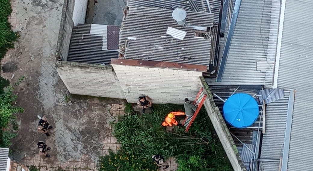 Bombeiros são acionados para prisão de ladrão que estava em telhado de loja em Poços