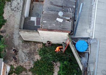 Bombeiros são acionados para prisão de ladrão que estava em telhado de loja em Poços