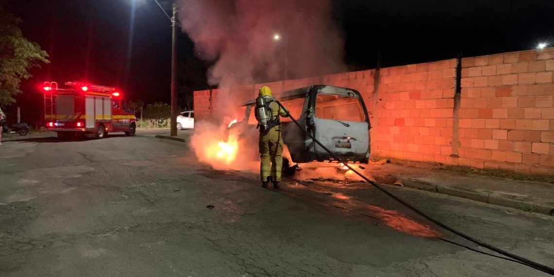 Van pega fogo na zona sul de Poços de Caldas