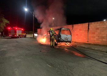 Van pega fogo na zona sul de Poços de Caldas