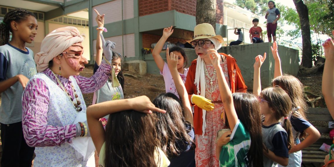 Mais de 2 mil crianças recebem visitas de “idosas carismáticas” em escolas públicas de Poços