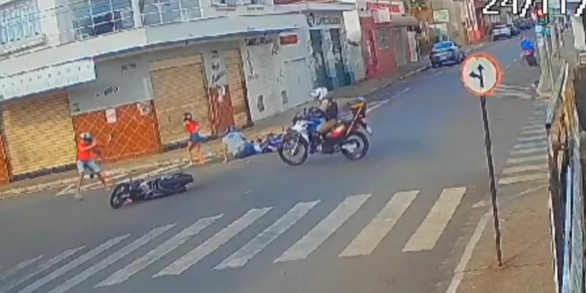 VÍDEO: durante fuga da PM, condutor atinge moto em cruzamento