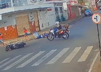 VÍDEO: durante fuga da PM, condutor atinge moto em cruzamento