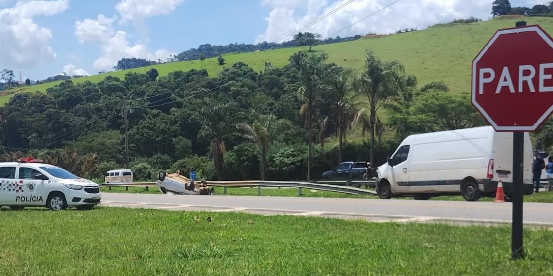 Mulher fica gravemente ferida após acidente em Divinolândia