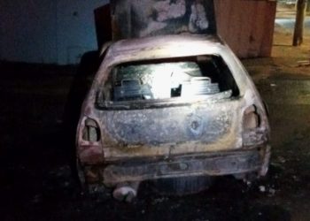 Carro pega fogo em Andradas