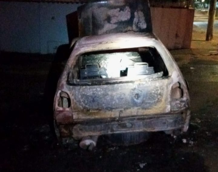 Carro pega fogo em Andradas