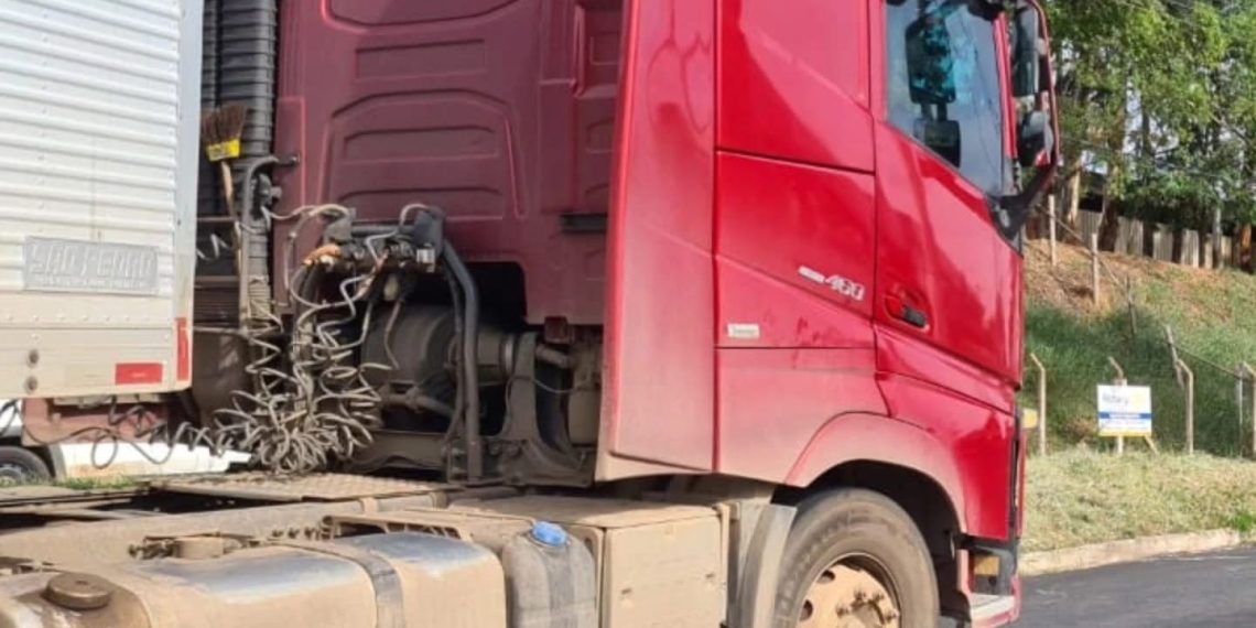 Motociclista morre após acidente com carreta no Sul de Minas