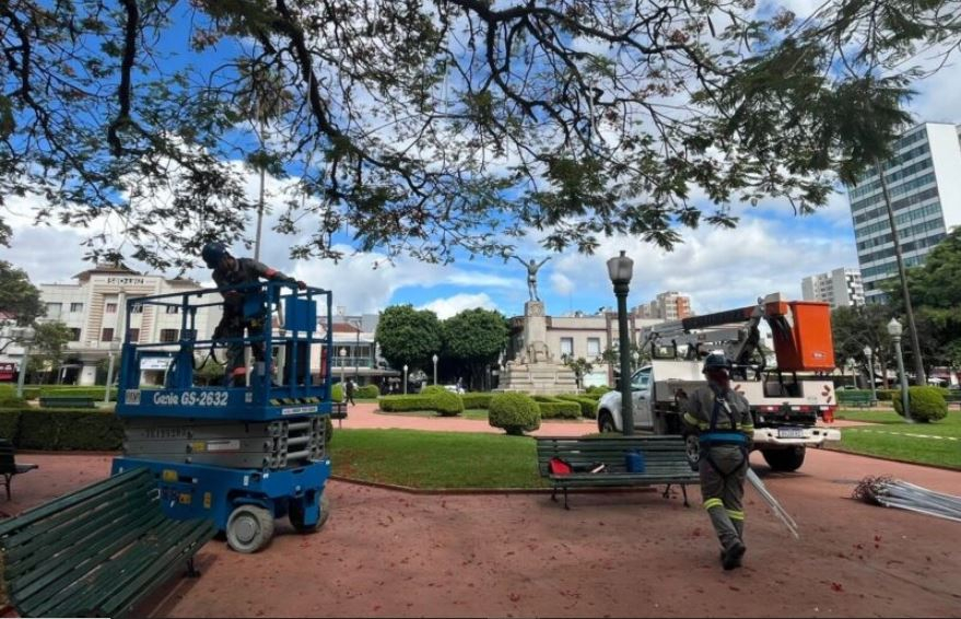 Enfeites de Natal começam a ser instalados em Poços de Caldas
