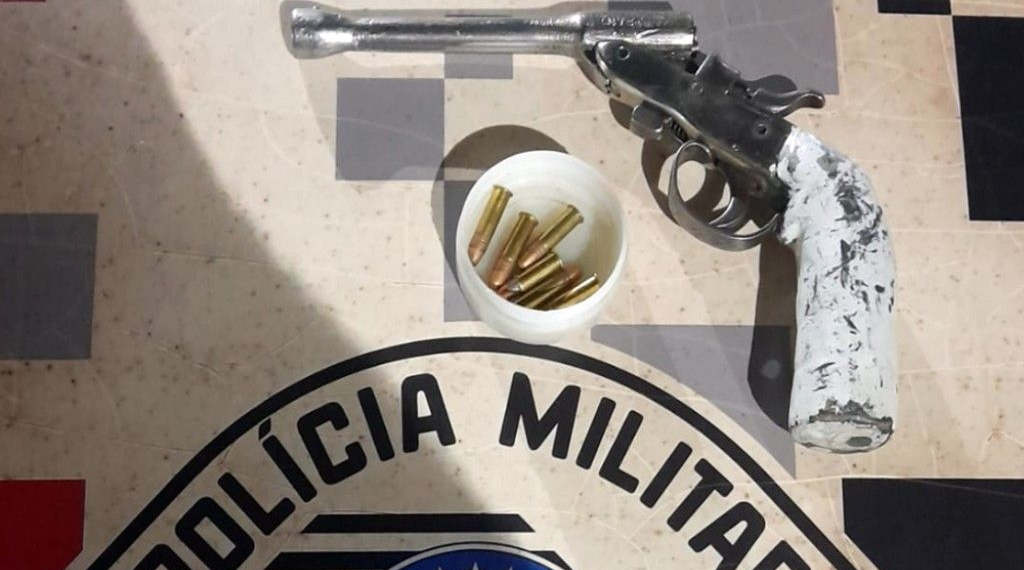 Suspeitos são presos por porte ilegal de arma após briga em posto de Casa Branca