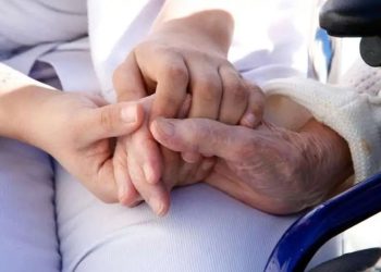 Hospitais são notificados sobre lei que garante acompanhante para pessoas idosas