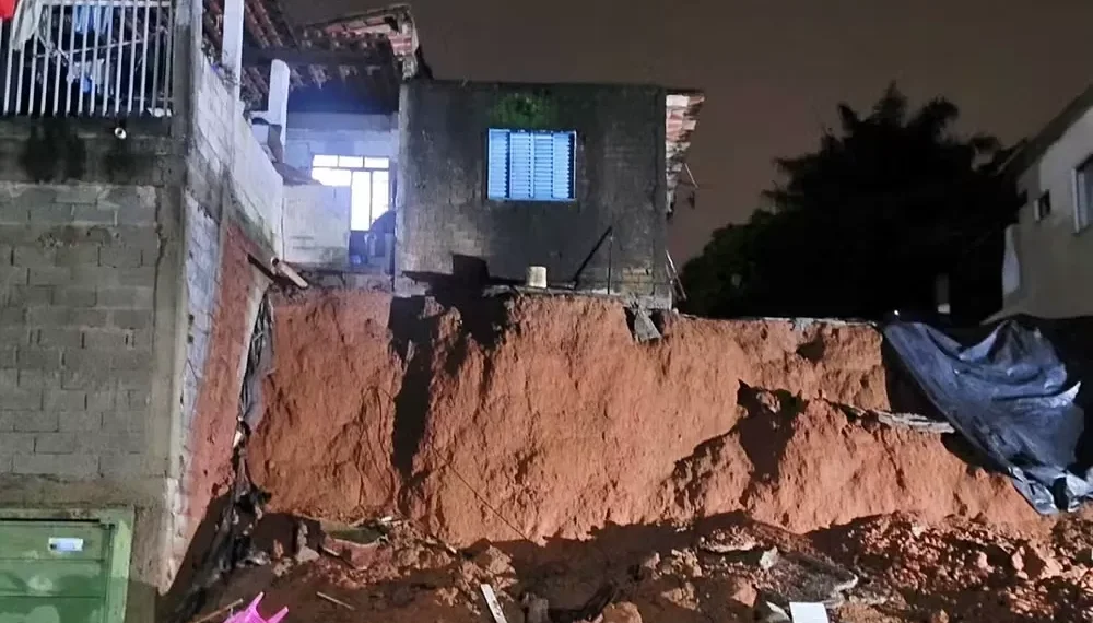 Infiltração provoca queda de muro e casa precisa ser interditada em Muzambinho