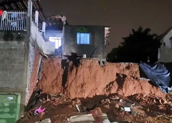 Infiltração provoca queda de muro e casa precisa ser interditada em Muzambinho