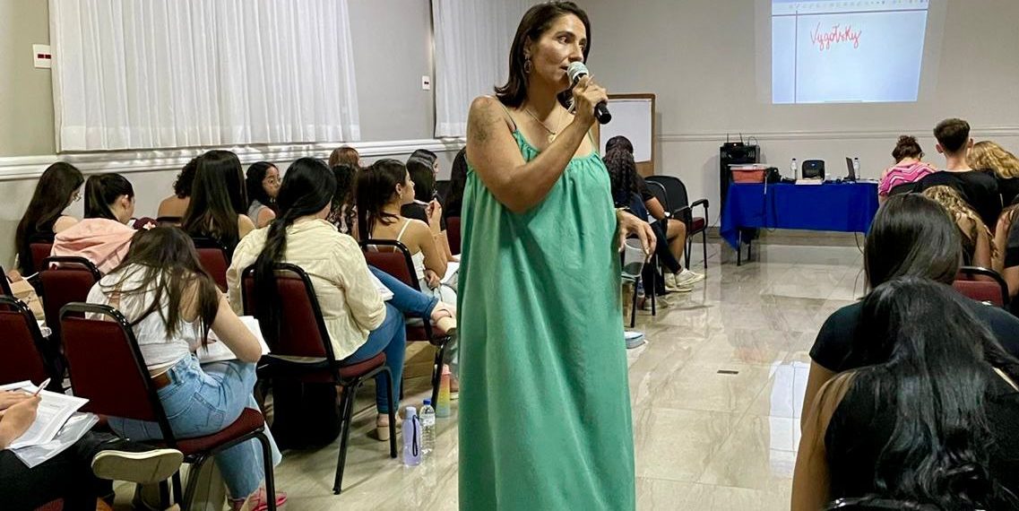 Professora que mora em Poços de Caldas acerta tema da redação do ENEM 2024