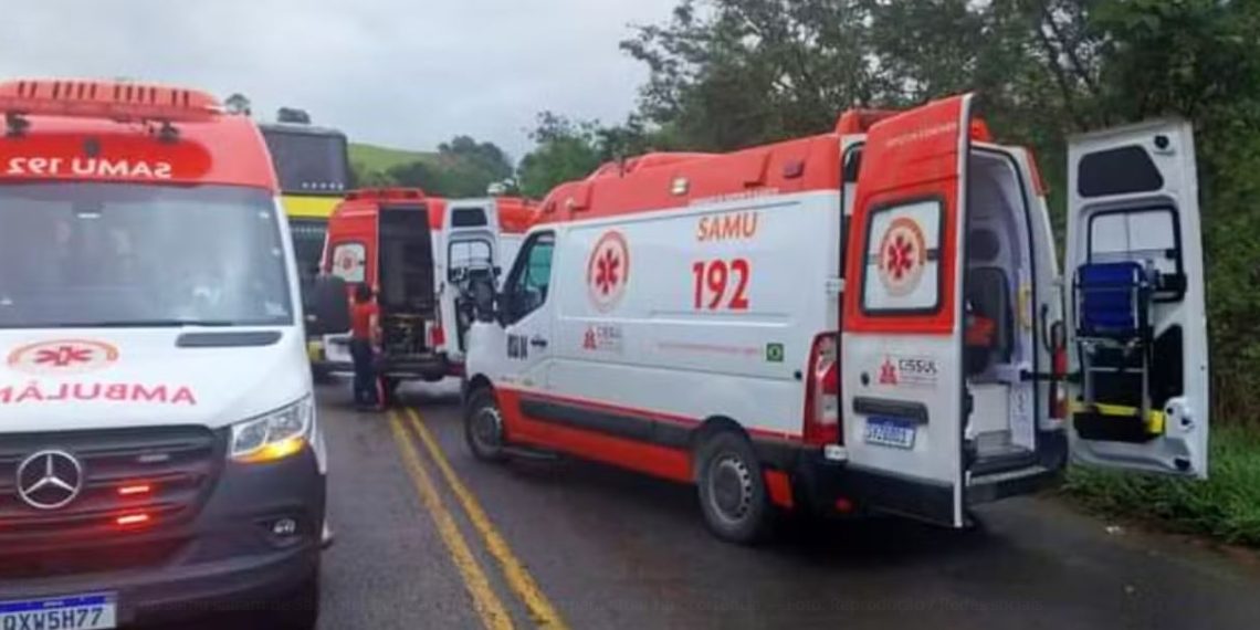 Ônibus com romeiros cai em ribanceira e deixa sete pessoas feridas no Sul de Minas