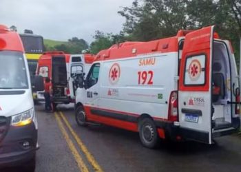 Ônibus com romeiros cai em ribanceira e deixa sete pessoas feridas no Sul de Minas