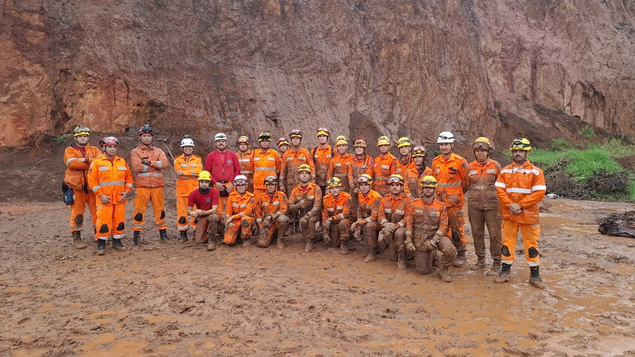 Bombeiros de Poços fazem treinamento para resgate em soterramento