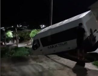 Van atinge mureta e quase cai em barranco em Poços de Caldas