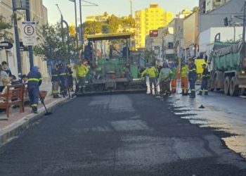 Ruas do centro de Poços de Caldas estão recebendo asfalto novo