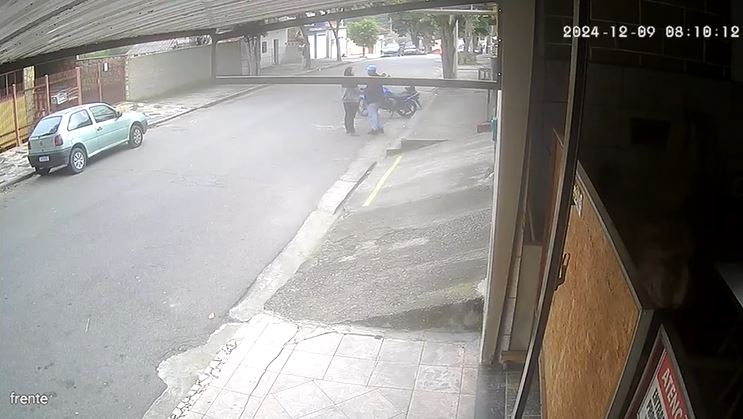 Imagens mostram momento em que mulher é esfaqueada em Poços de Caldas