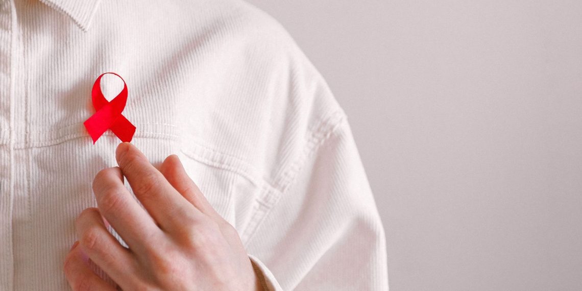 Geriatra chama atenção para aumento de casos de HIV em idosos