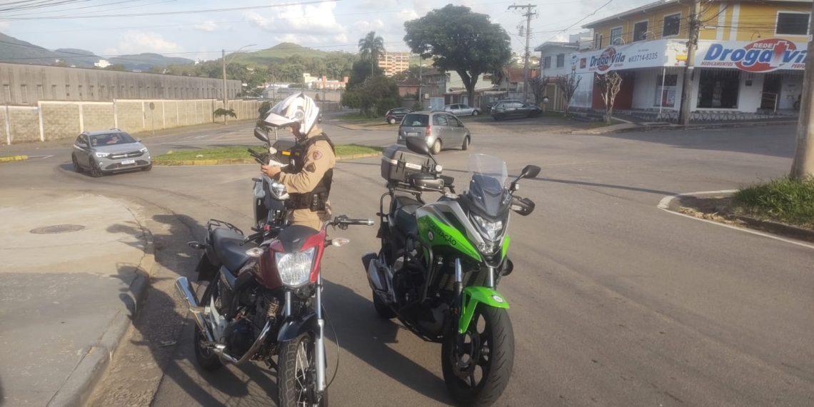Operação conjunta entre Demutran e PM resulta na apreensão de motocicleta em Poços