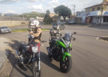 Operação conjunta entre Demutran e PM resulta na apreensão de motocicleta em Poços