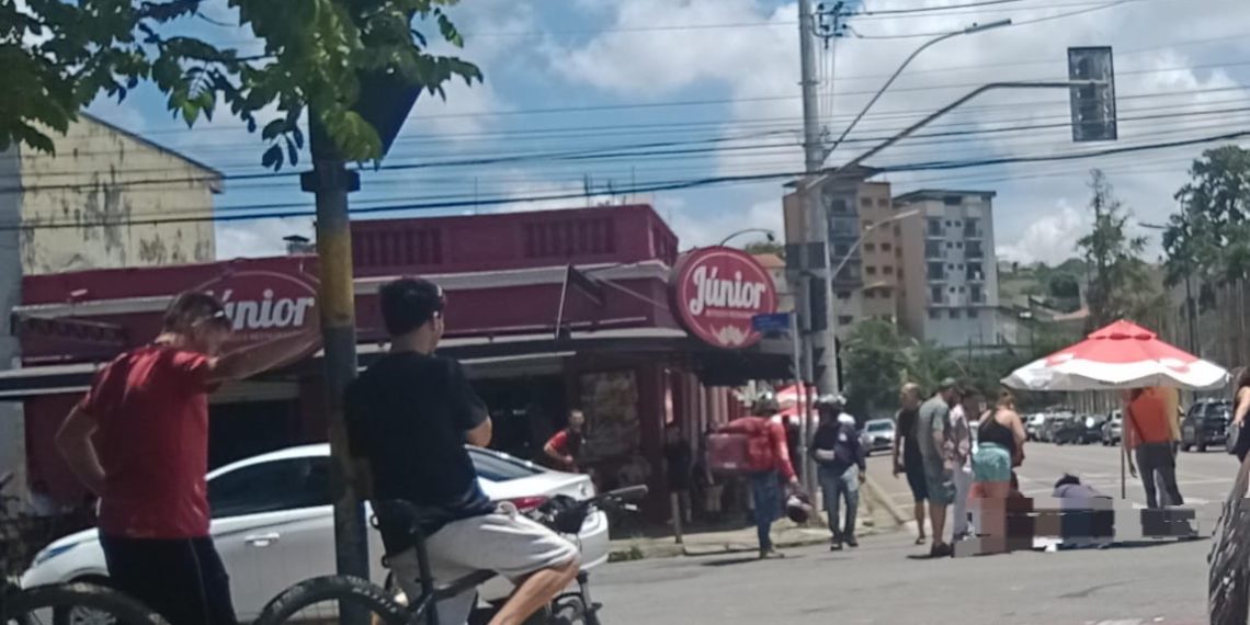 Acidente entre moto e caminhonete é registrado na Avenida João Pinheiro, em Poços de Caldas