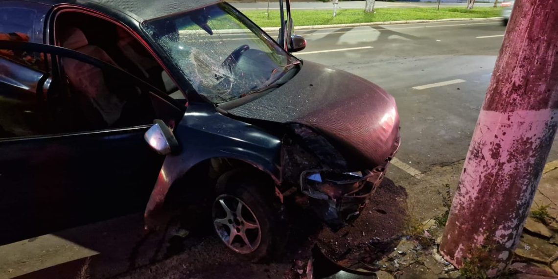 Duas pessoas ficam feridas após carro colidir contra poste em Alfenas