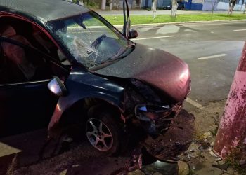 Duas pessoas ficam feridas após carro colidir contra poste em Alfenas