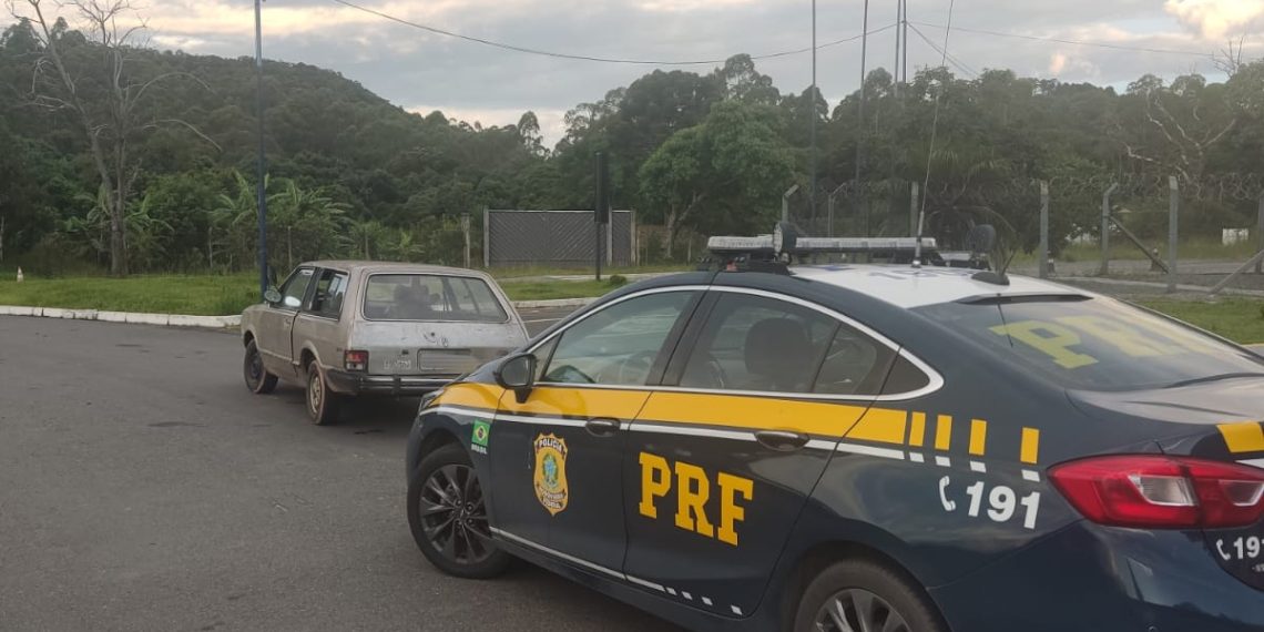 PRF prende homem por receptação e recupera carro furtado em Poços de Caldas