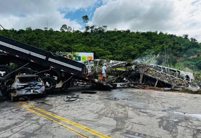 Acidente entre três veículos deixa 38 mortos na BR-116 em MG
