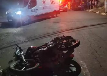 Motorista atinge moto, deixa mulher ferida, e foge do local