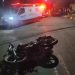 Motorista atinge moto, deixa mulher ferida, e foge do local