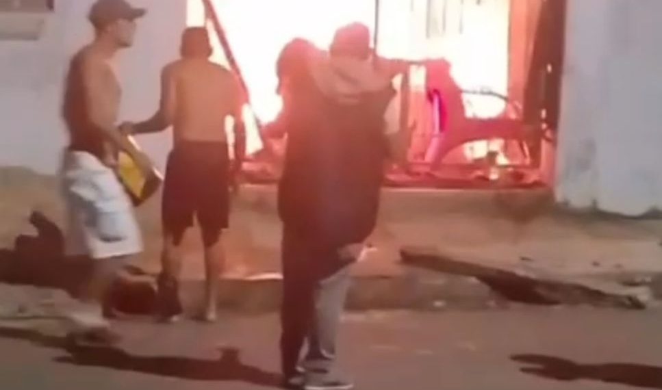 Incêndio em garagem de residência é controlado por vizinhos em Andradas